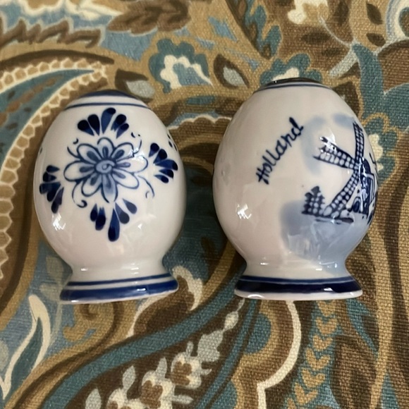 Salt and Pepper Shakers NEW Delftware from Holland blue painted offwhite pottery - Picture 2 of 9